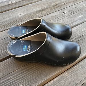 Black leather Sven clogs with wooden footbed